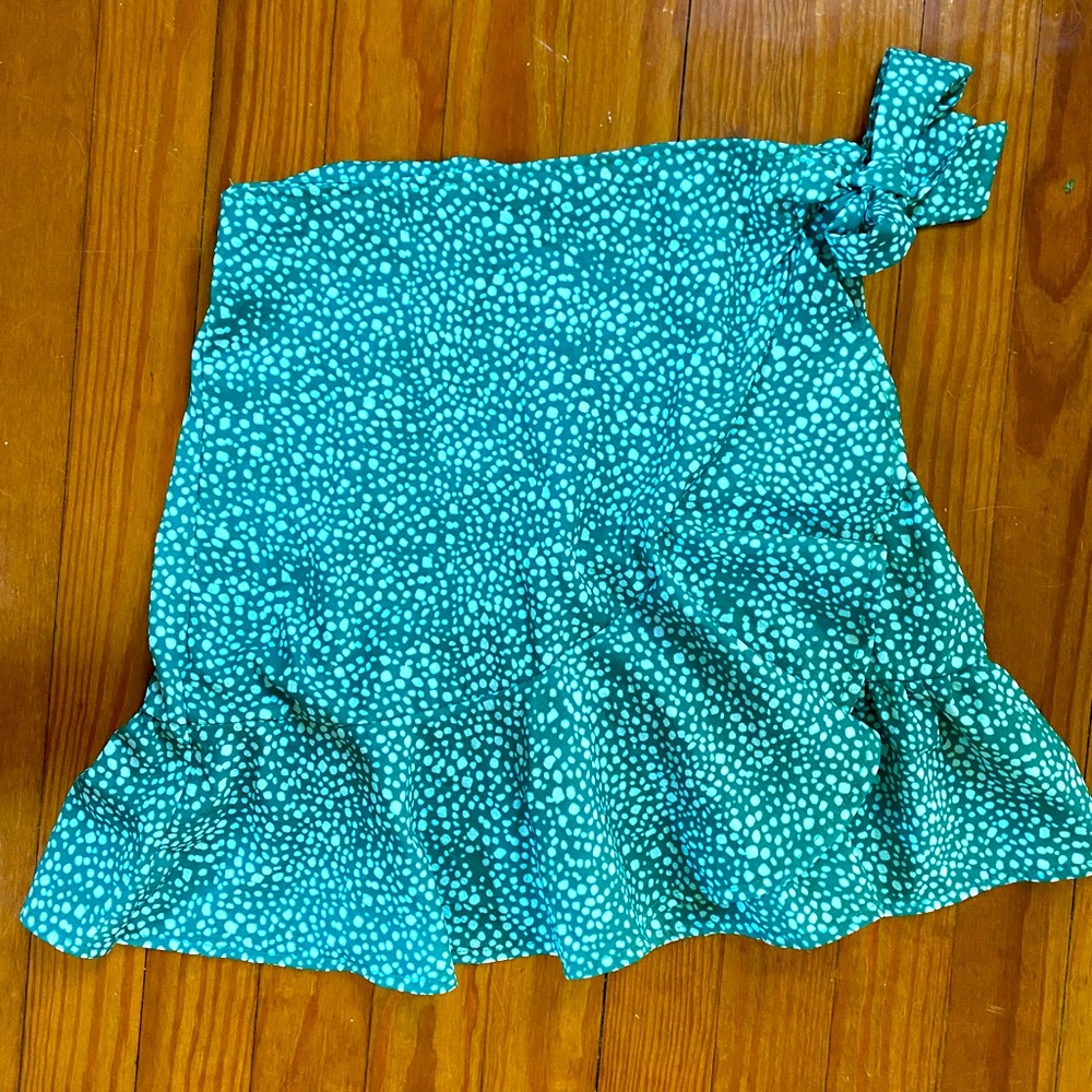 summer time green skirt with bow on side